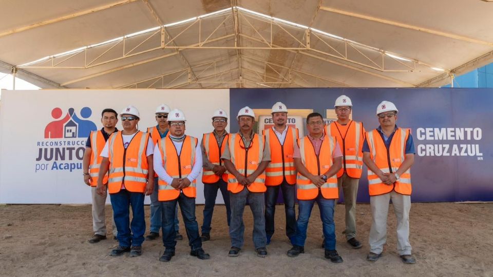 Cruz Azul instala escuela gratuita de albañilería en Acapulco.