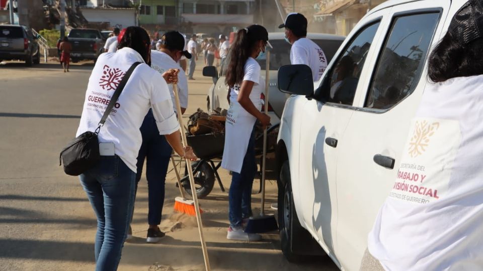 Servidores públicos refuerzan jornada de limpieza en Acapulco.