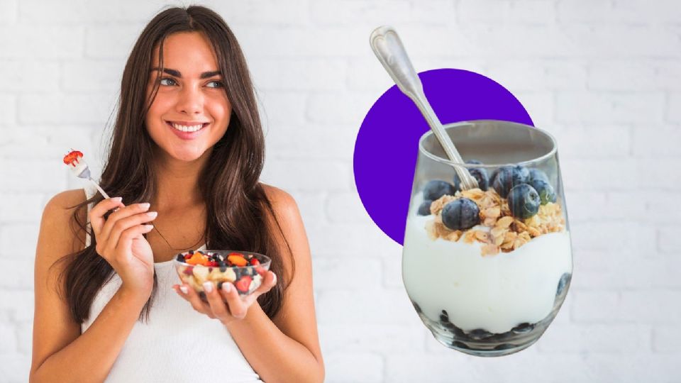 El yogurt griego se puede combinar con fruta.