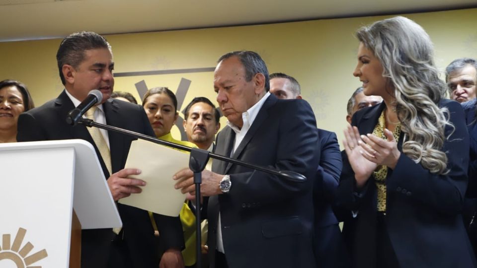 Luis Espinosa Cházaro se registra como precandidato del PRD a la jefatura de Gobierno de la CDMX.
