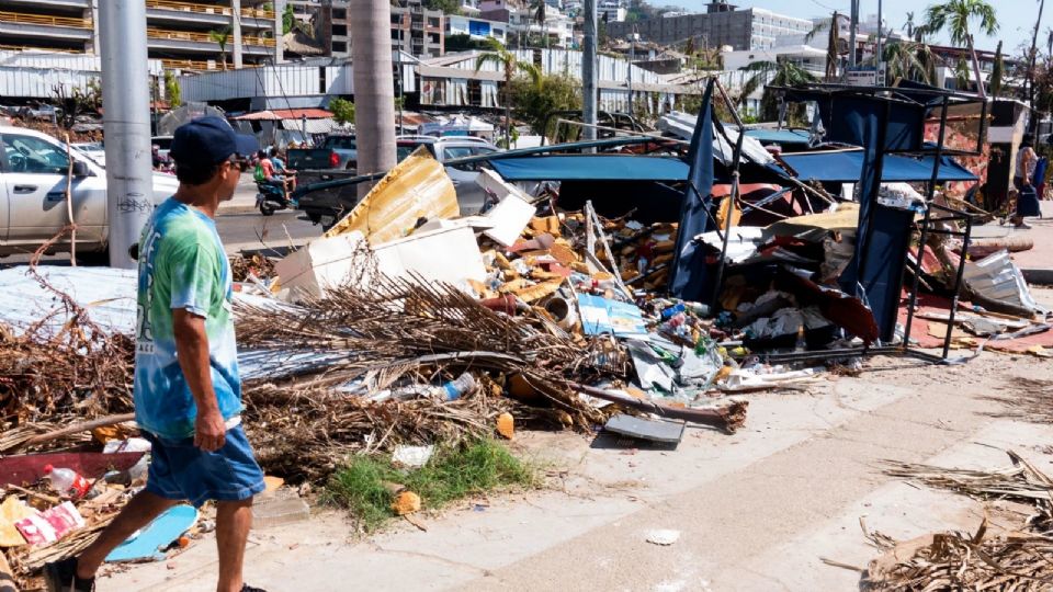 La recolección de basura se ha convertido en una tarea monumental en Acapulco.