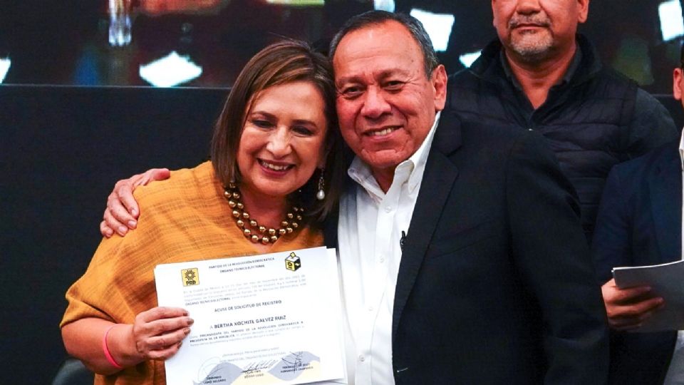 Xóchitl Gálvez se registra como precandidata presidencial del PRD.