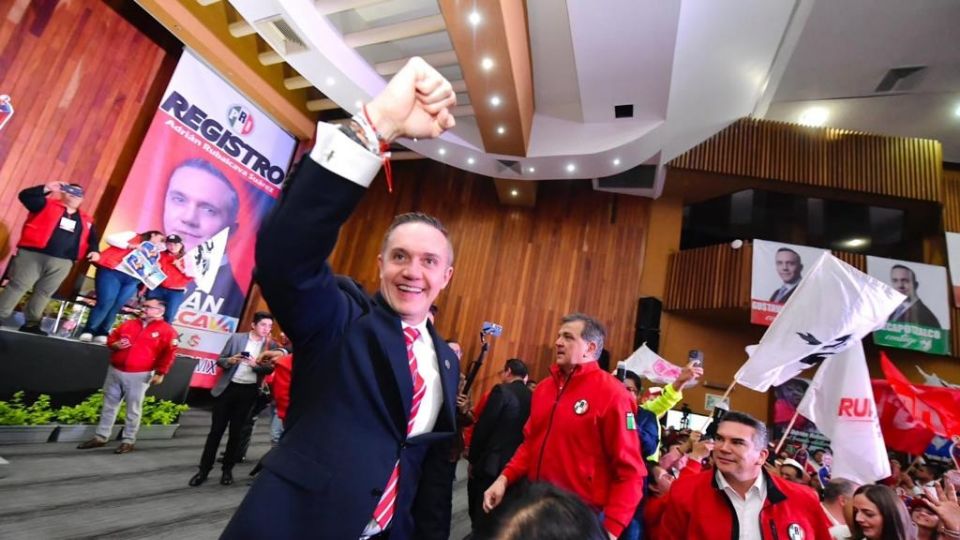 Adrián Ruvalcaba se registró como precandidato a la Jefatura de Gobierno.