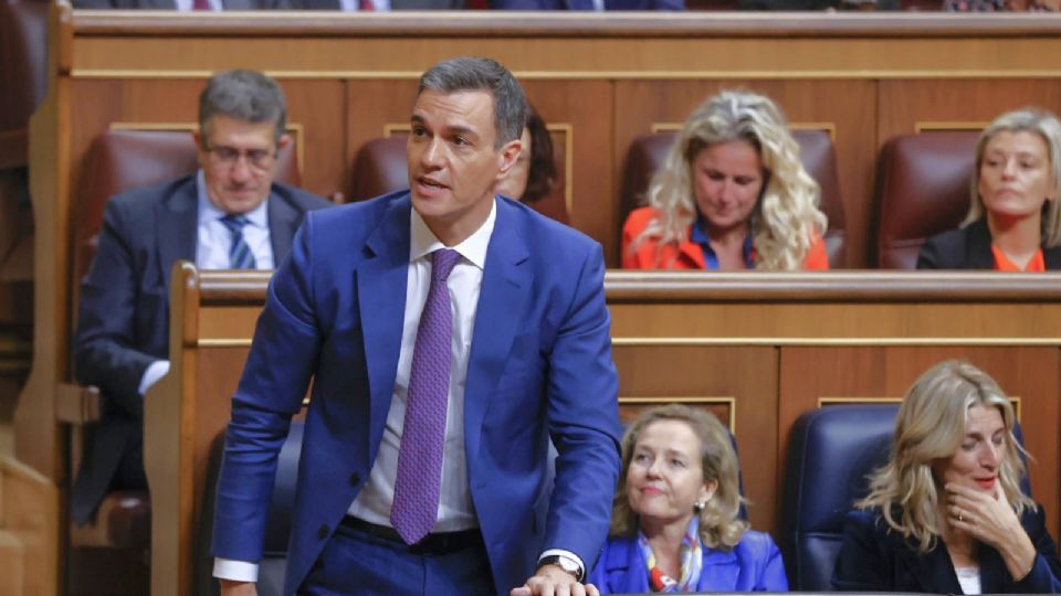 El secretario general del PSOE, Pedro Sánchez, vota durante la segunda jornada del debate de investidura en el Congreso que lo ha reeligedo como presidente del Gobierno.