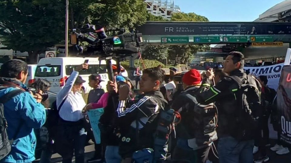 La terminal aérea advirtió a los viajantes a anticipar su salida.