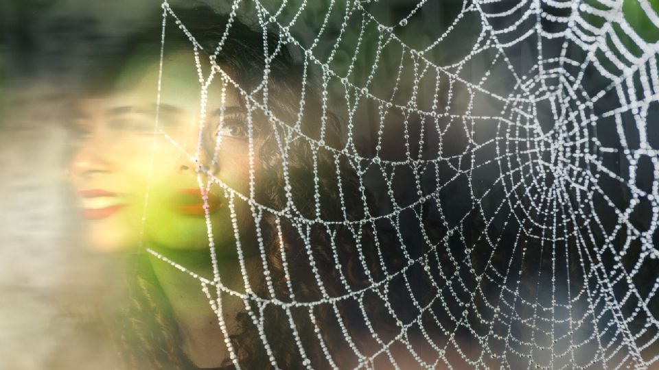 Qué es el 'Spider webbing' y cómo puede afectar tus relaciones de pareja.