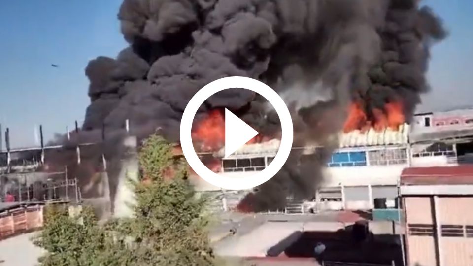 Incendio en una bodega del centro causa gran columna de humo.