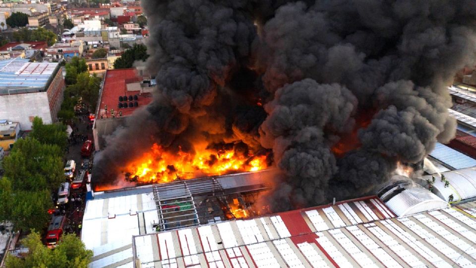 Se registró un fuerte incendio en la colonia Centro, alcaldía Cuauhtémoc.