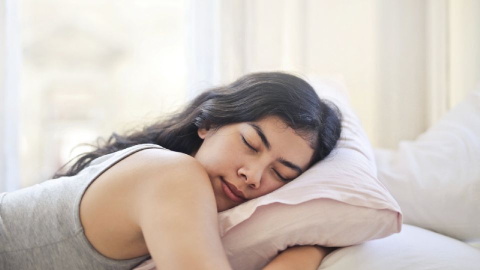 Expertos revelan cuántas horas debes dormir para no envejecer.