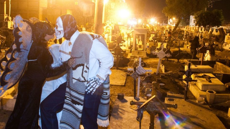 Centenares de familias acudieron al panteón de San Andrés Mixquic en la delegación Tláhuac a vistsitar las tumbas y conmemorar el Día de Muertos.