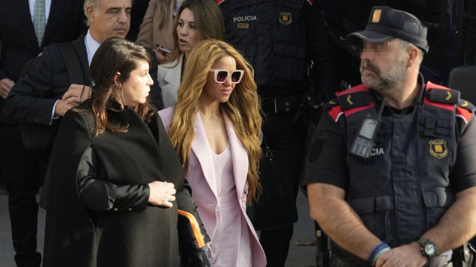 Shakira a su salida de la Audiencia de Barcelona tras aceptar este lunes el pago de una multa millonaria a cambio de una rebaja de condena