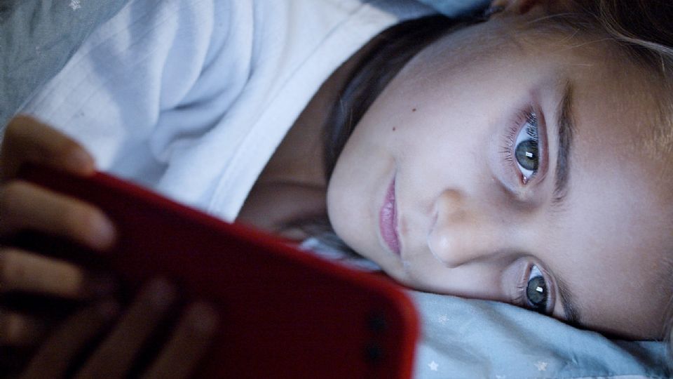 A esta edad es la que deberían usar el celular los niños; según los expertos.