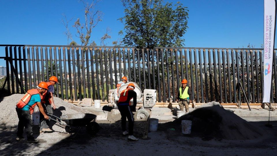 Se contempla la rehabilitación integral de la superficie de rodamiento en 4.2 kilómetros de la vialidad, de la calle Flor de María, en Atlamaya, a la colonia Alcantarilla.