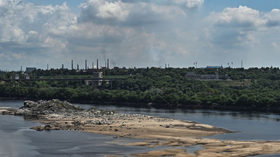 El horizonte de la ciudad de Dnipró y una isla rocosa en el río Dniéper, en Zaporiyia, Ucrania. 25 de junio de 2023.