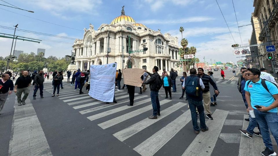 Trabajadores del INBAL protestan con el cierre de vialidades en el Centro Histórico.