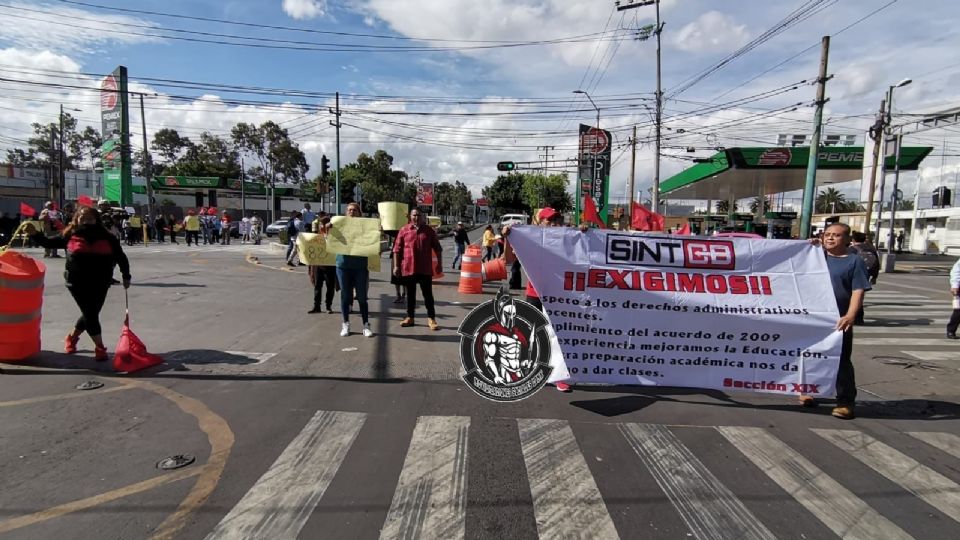 Trabajadores del Colegio de Bachilleres paralizan las principales avenidas de la CDMX