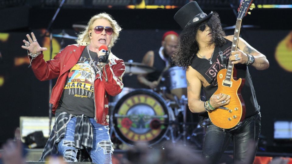 Guns N´Roses, Axl Rose (i) y Slash, durante su actuación esta noche en el estadio Vicente Calderón de Madrid.