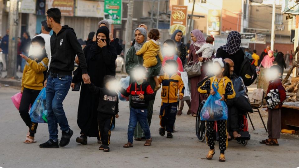 Palestinos caminando por una calle, al comienzo de la tregua temporal entre Hamás e Israel, en Jan Yunis, en el sur de la Franja de Gaza. 24 de noviembre de 2023.