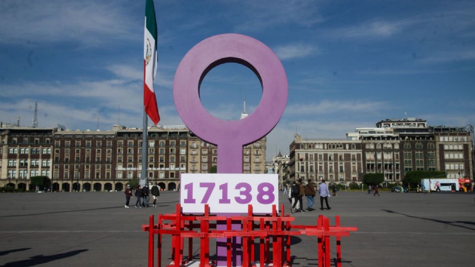 Manifestación al exterior de Palacio Nacional en la que se exigió al gobierno federal la erradicación de la violencia en contra de las mujeres.