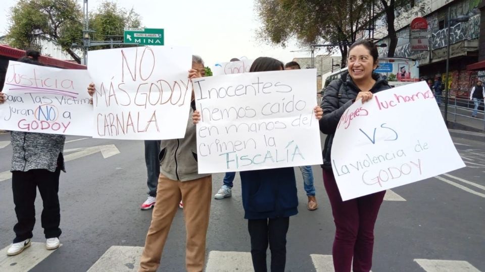 Policías Antimotines de SSC les impiden el paso hacia el Congreso de la Ciudad, sin sustento.