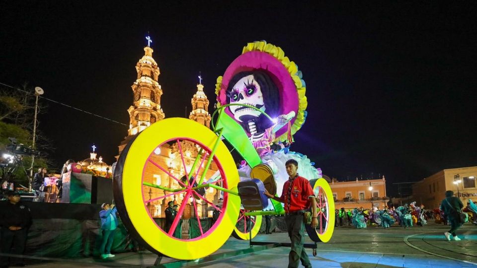 Tere Jiménez, gobernadora de Aguascalientes, encabezó el Desfile de las Calaveras 2023.