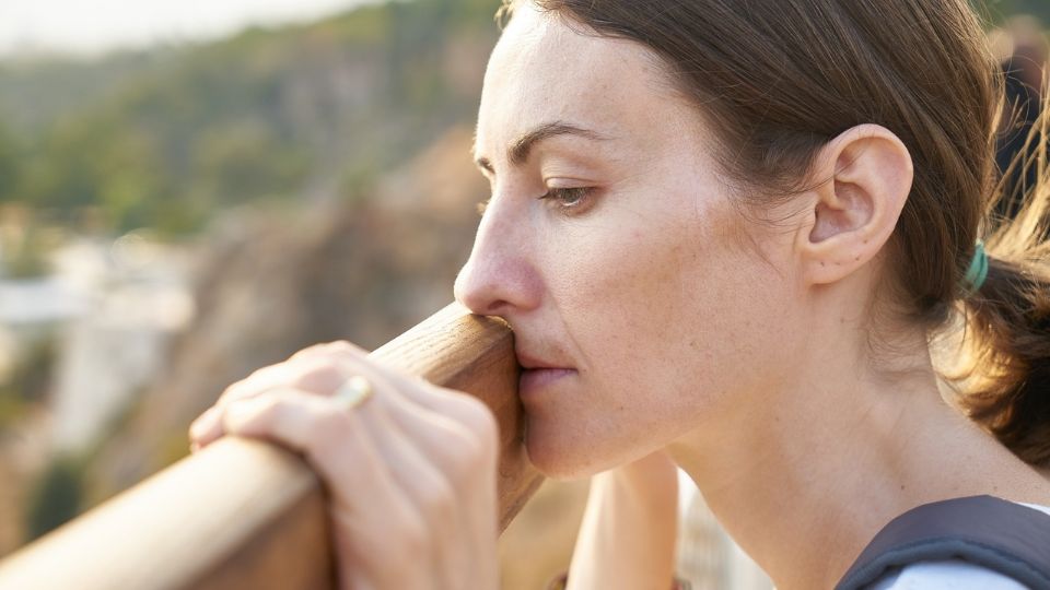 Imagen ilustrativa de una mujer viendo al vacío.