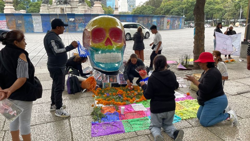 Madres de víctimas de feminicidio y desaparición colocaron ofrenda en Reforma.