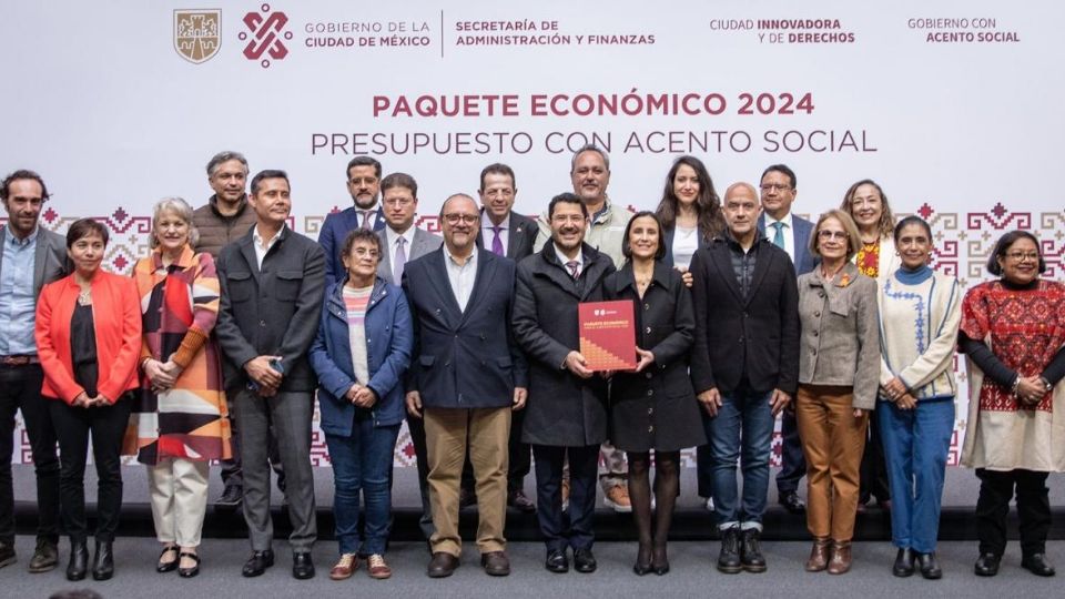 El gobierno capitalina entregó el paquete económico 2024.