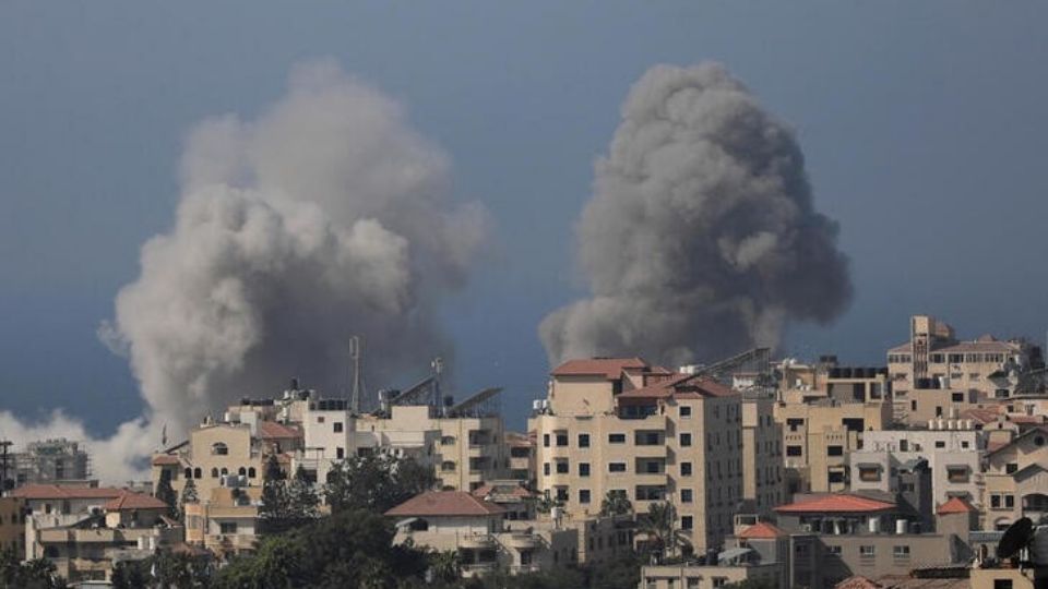 Columnas de humo se elevan al cielo tras un bombardeo en la Ciudad de Gaza.