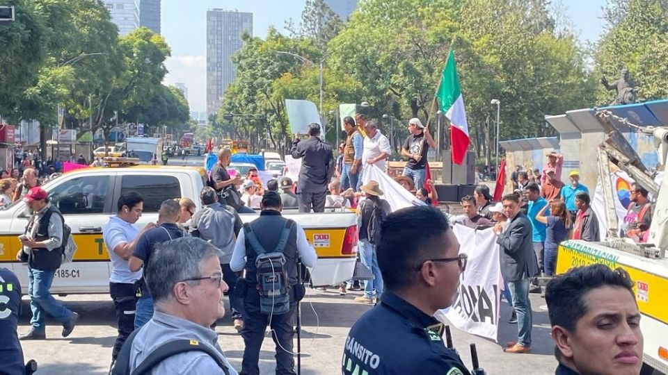 La caravana de habitantes de Acapulco llegó a la CDMX pasado el mediodía y se dirigieron hacia el Zócalo.