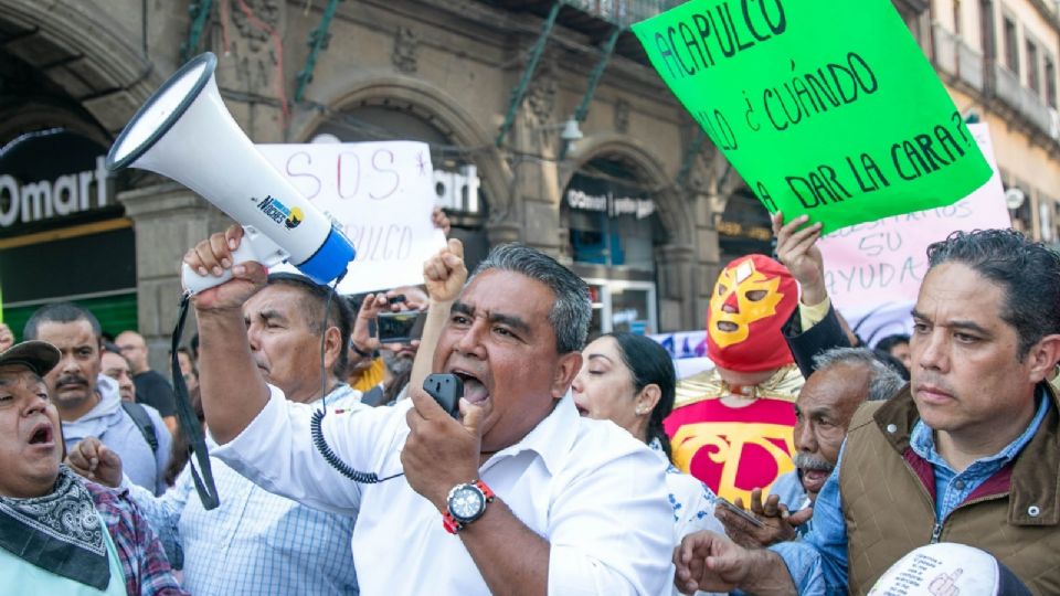 La caravana está encabezada por Evodio Velazquez, ex alcalde de Acapulco por el PRD.