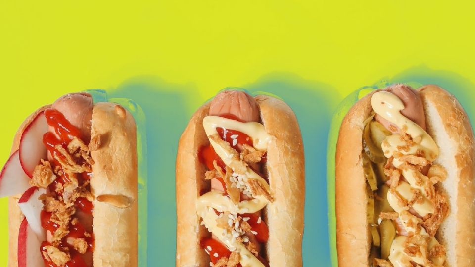 Los hot dogs es un alimento de comida rápida.