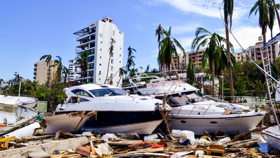 Diferentes embarcaciones desde pequeñas lanchas y hasta yates de lujo, se encuentran destrozadas.