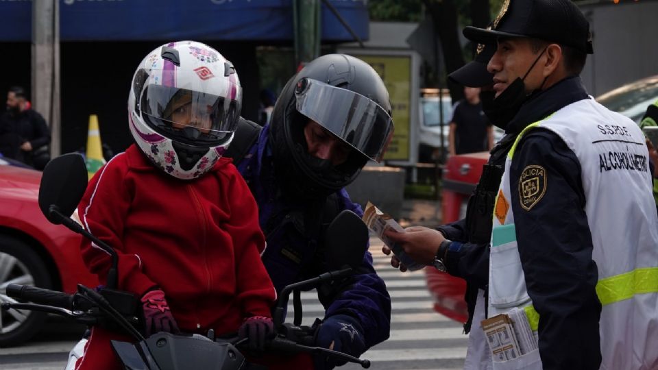 CDMX aplica Reglamento de Transito a motociclistas.