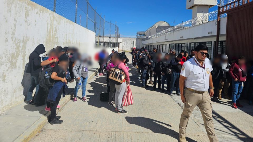 Migrantes rescatados de un tráiler en Matehuala, SLP.