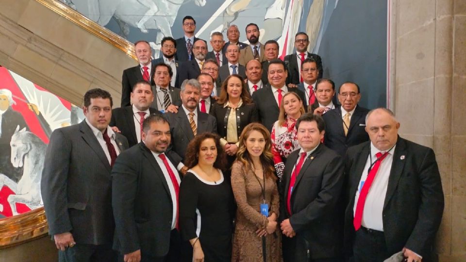 Yasmín Esquivel recibió un reconocimiento a su trayectoria en la defensa de los Derechos Humanos desde su quehacer jurisdiccional, que le otorgó la Gran Logia Valle de México.