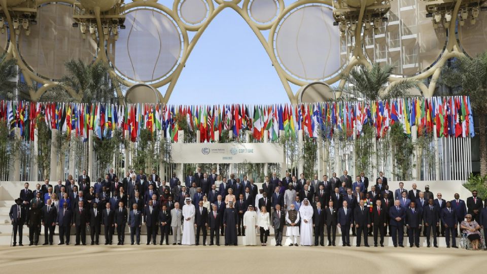 Los lideres asistentes a la Conferencia de las Naciones Unidas sobre Cambio Climático (COP28) posan para la foto de familia este viernes en Dubái.