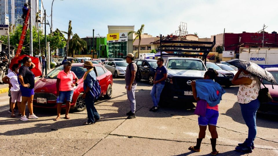 Vecinos de diferentes colonias de Acapulco, realizan un bloqueo en la avenida Costera Miguel Alemán.