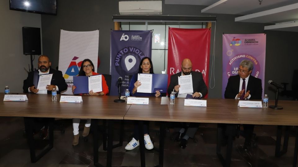 Alcaldesa de Álvaro Obregón, Lía Limón, durante la firma del convenio e instalación del Punto Violeta 160 en el Hotel Ramada Santa Fe.