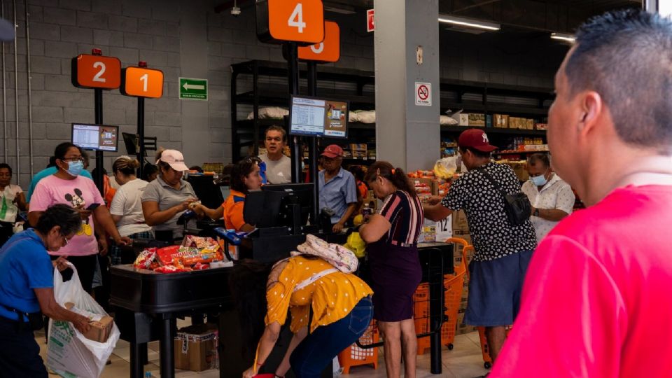 Con vigilancia de la Guardia Nacional, algunas tiendas de autoservicio han comenzado a vender insumos.