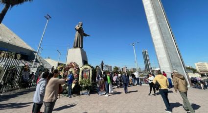 Fieles aprovechan celebración guadalupana para vacunarse en Monterrey