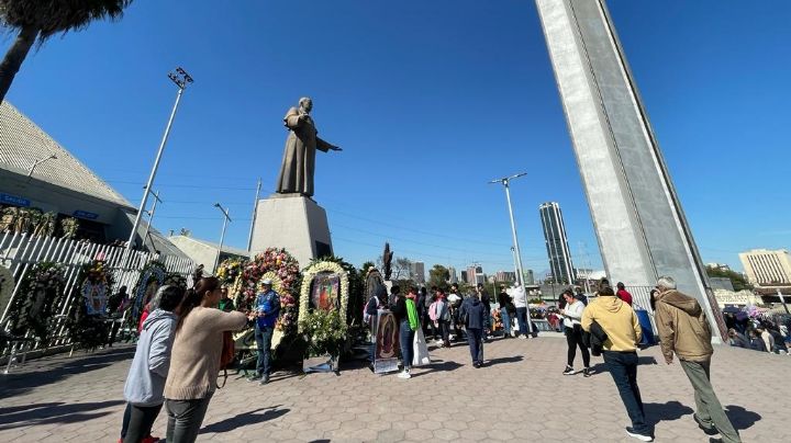 Fieles aprovechan celebración guadalupana para vacunarse en Monterrey