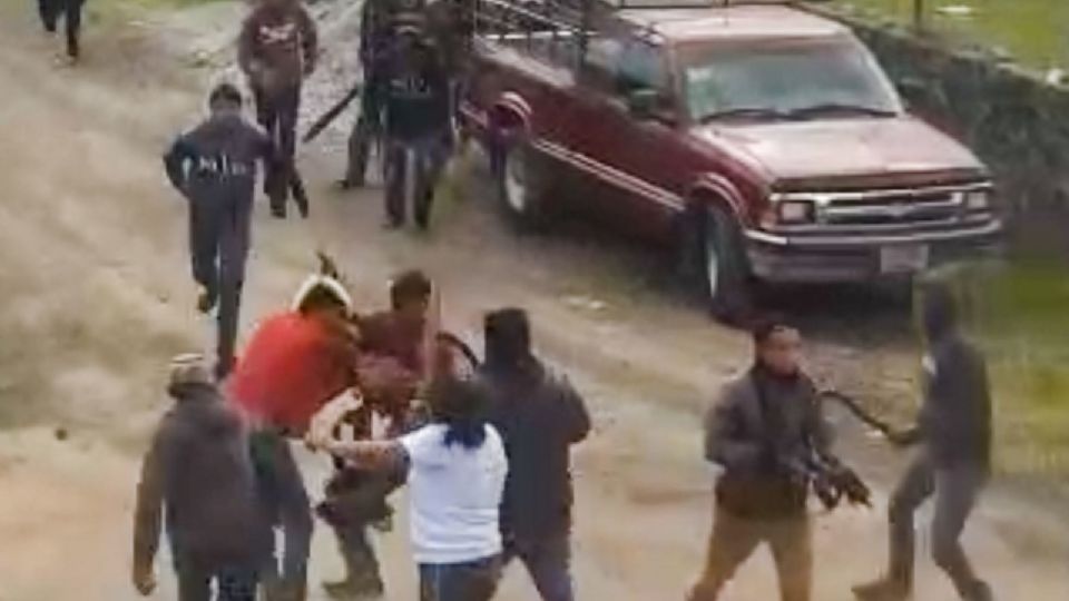 Pobladores se enfrentan con miembros de la familia michoacana en Edomex