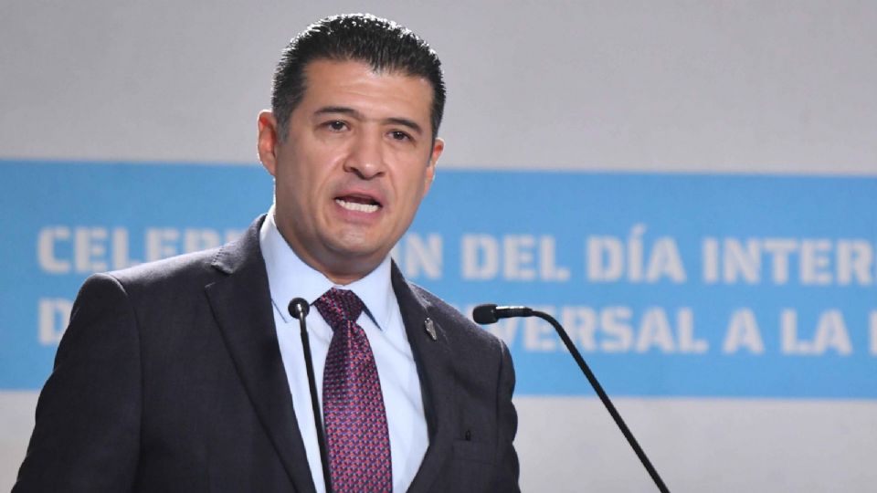 Adrián Alcalá es el nuevo comisionado presidente del INAI 
