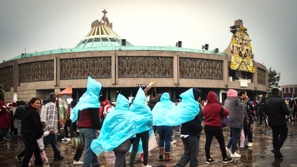 Fieles acuden a la Basílica de Guadalupe.