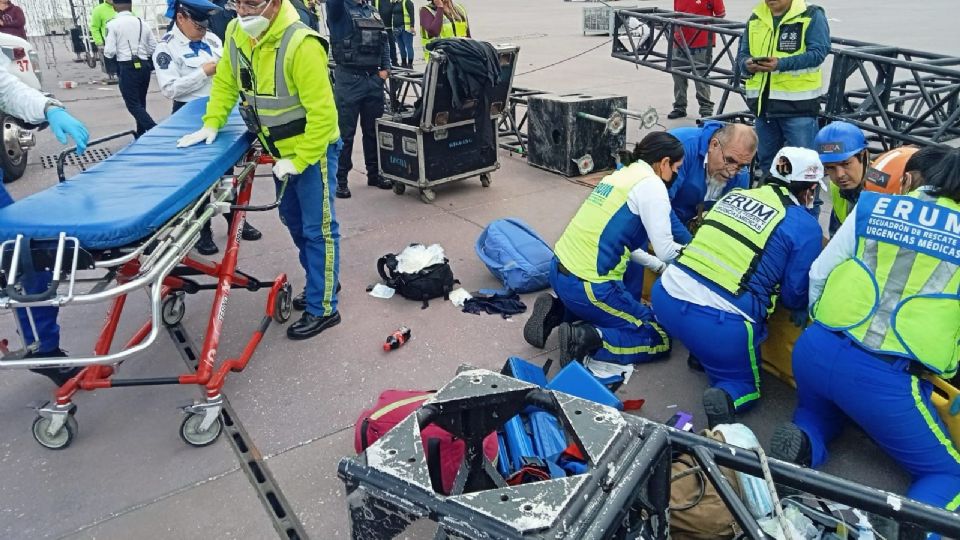 Se rescató a dos trabajadores que les cayó estructura metálica.