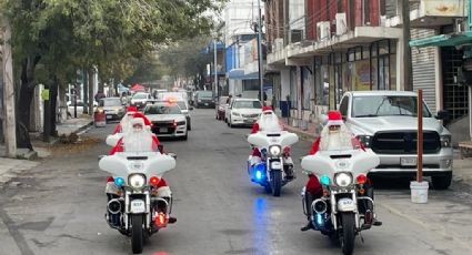 Tránsitos vestidos de Santa Claus desfilan por las calles de Monterrey