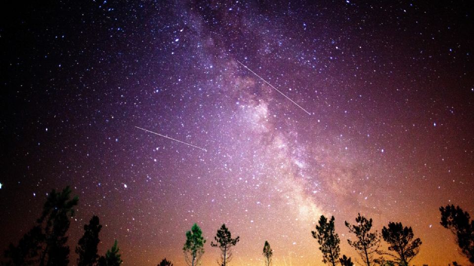Varios meteoros de las conocidas perseidas, uno de los espectáculos astronómicos más populares del verano.