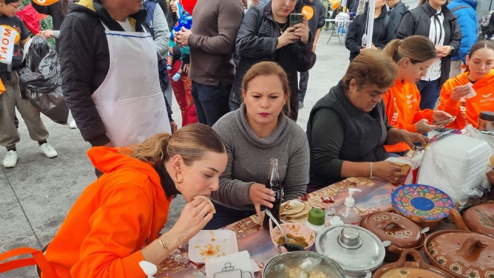 Mariana Rodríguez comiendo taquitos