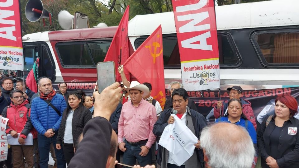 Integrantes de la CNTE realizan marcha al Zócalo capitalino.
